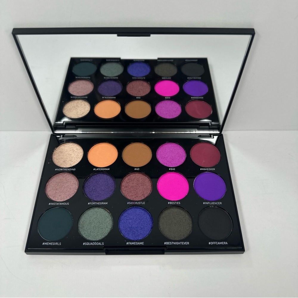 Vibrant 15-Color Eye Shadow Palette - Bold Pink & Purple Shades - Picture 2 of 5